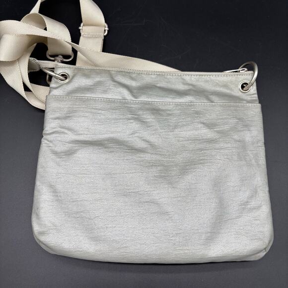 Baggallini Sydney silver metallic crossbody bag with pink lining - Picture 2 of 8